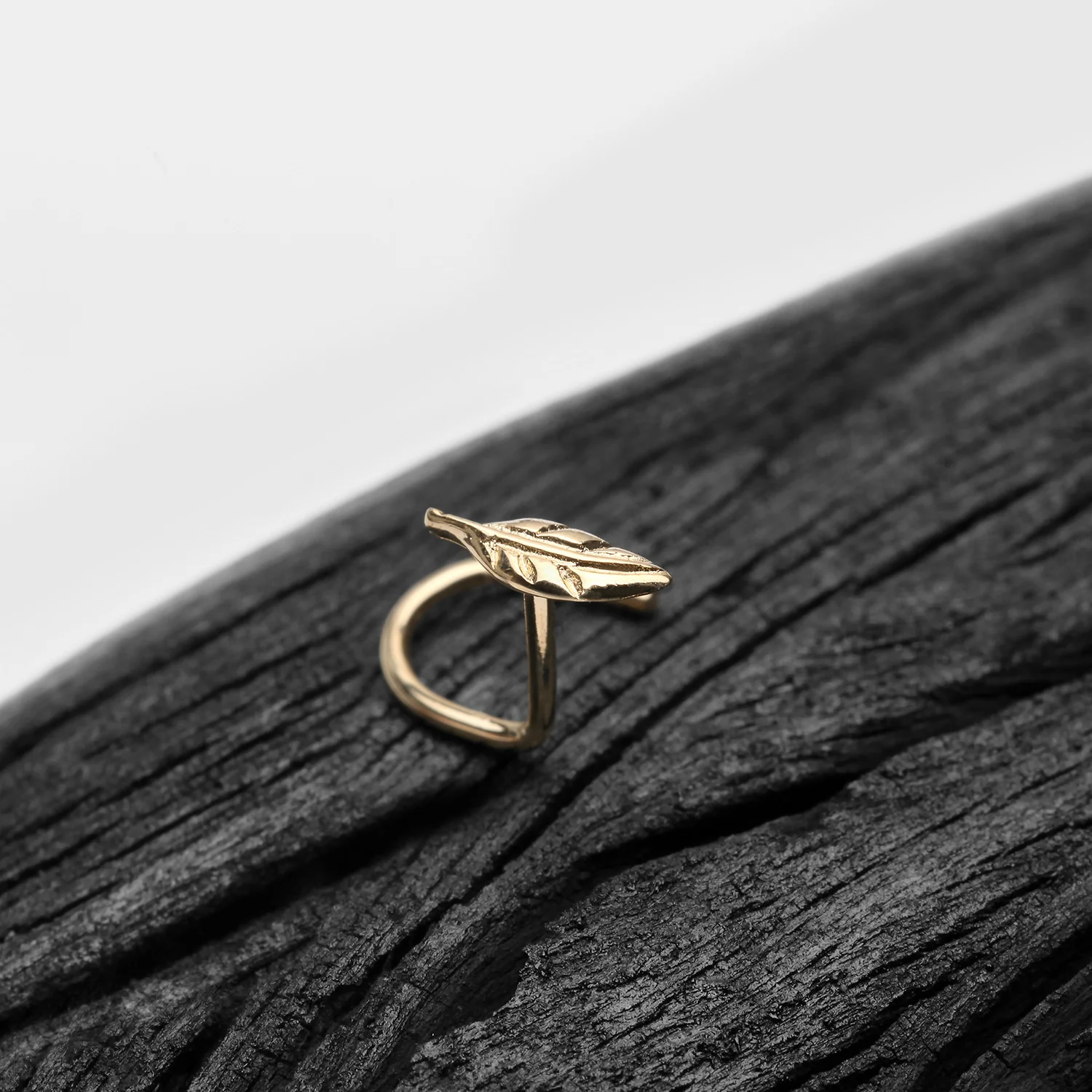 14 Karat Gold Vintage Leaf Nose Screw Ring - Image 2
