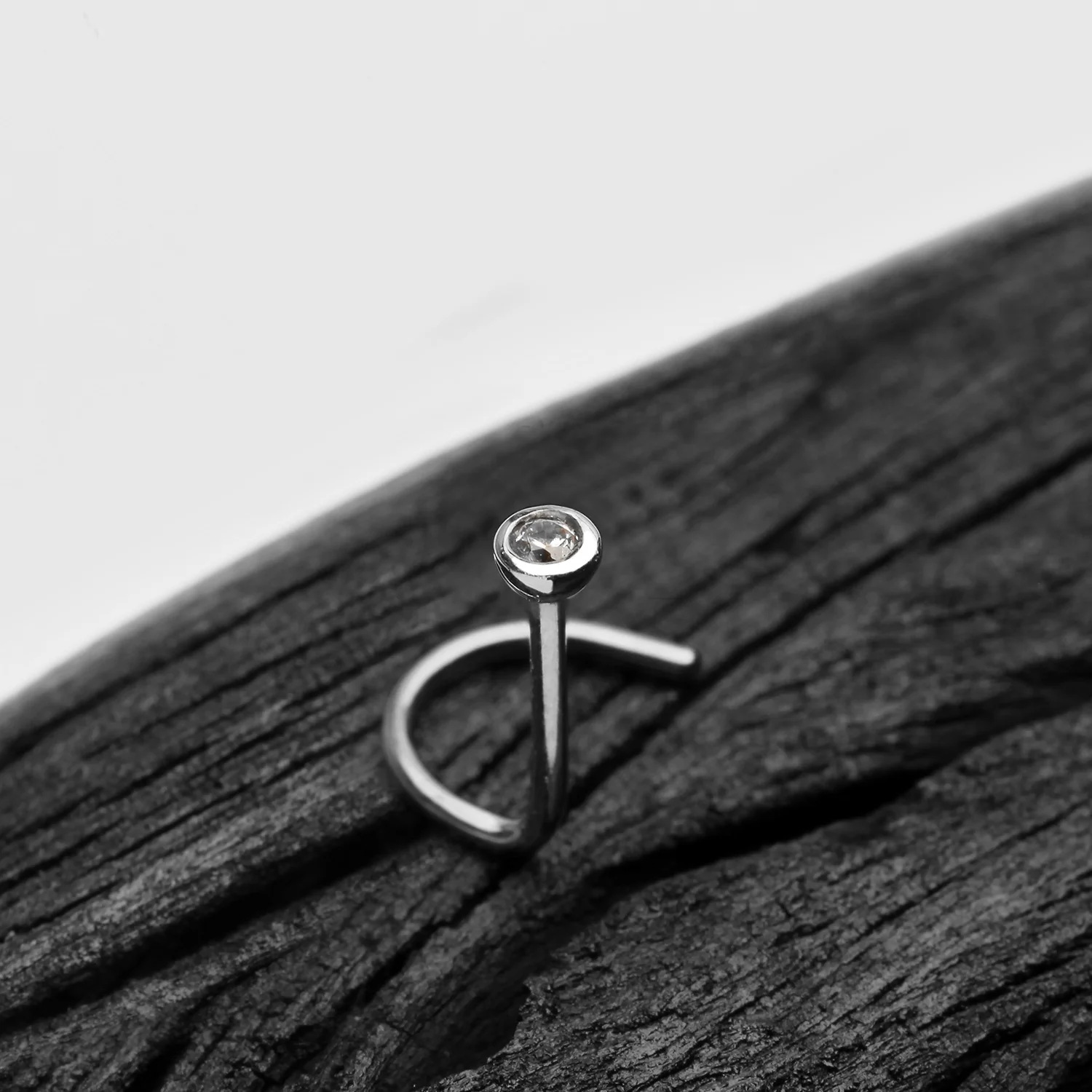 14 Karat White Gold Bezel Set Gem Top Nose Screw Ring - Image 2