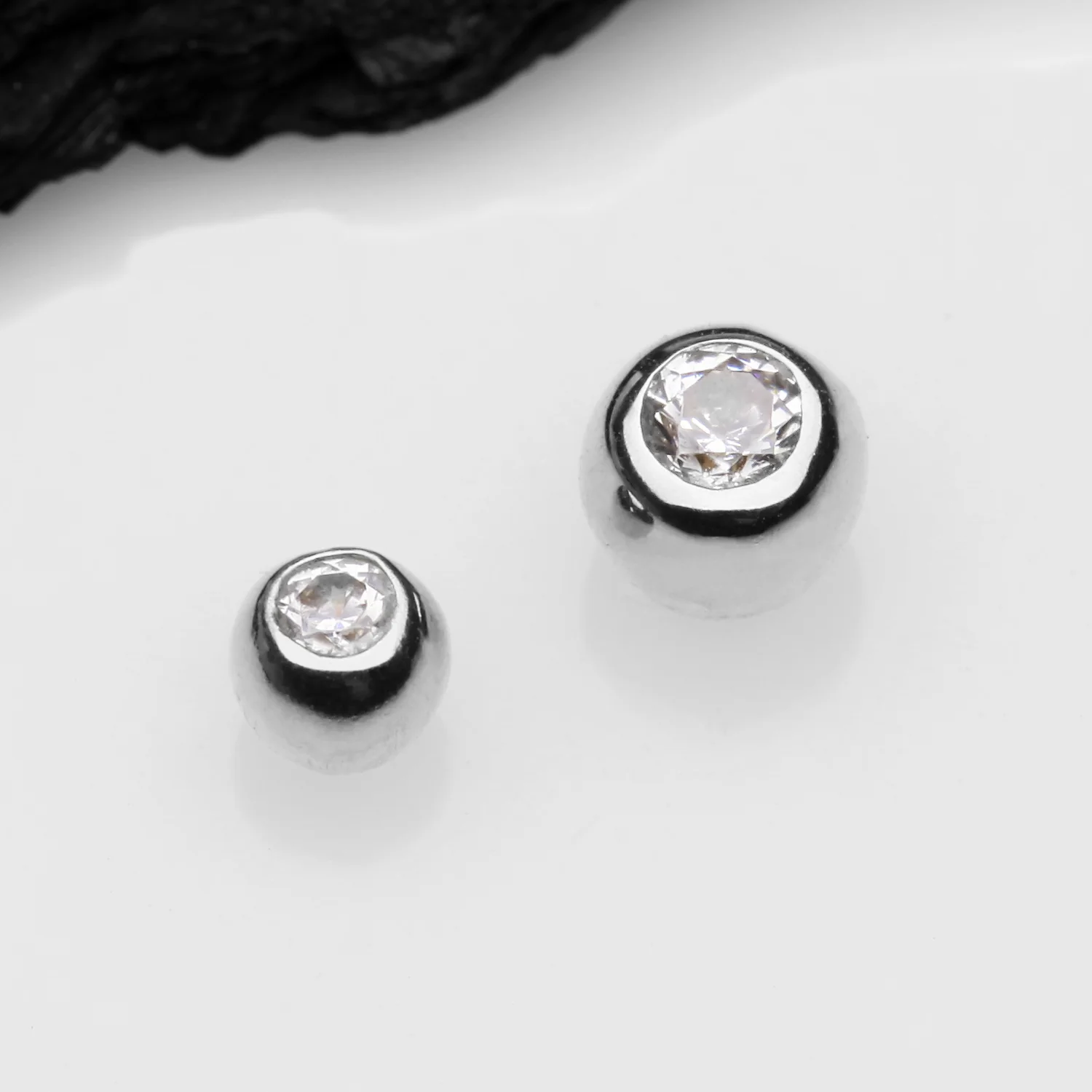 14 Karat White Gold Threaded Solid Gem Ball Top Part - Image 2