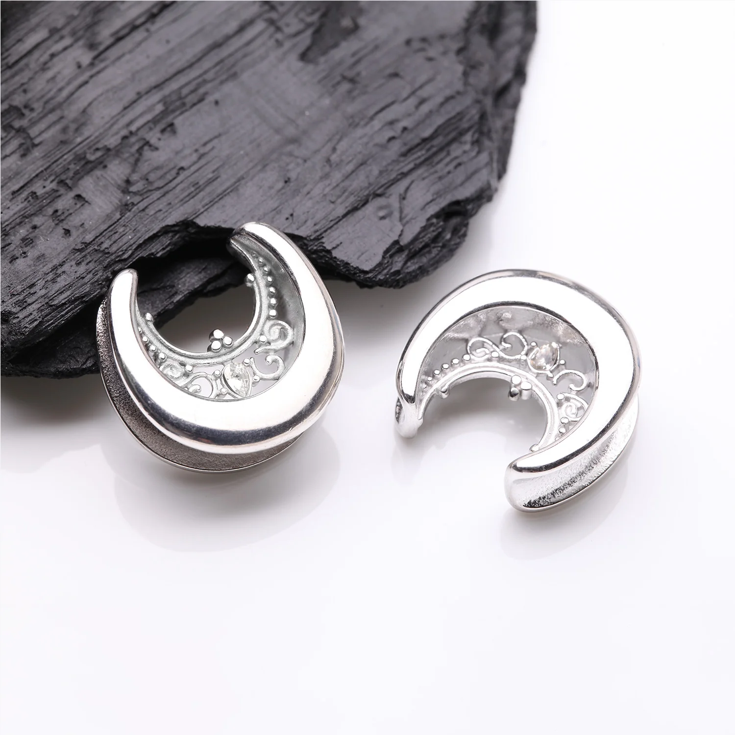 A Pair of Royal Filigree Sparkle Saddle Spreader Steel Double Flared Plug - Image 2