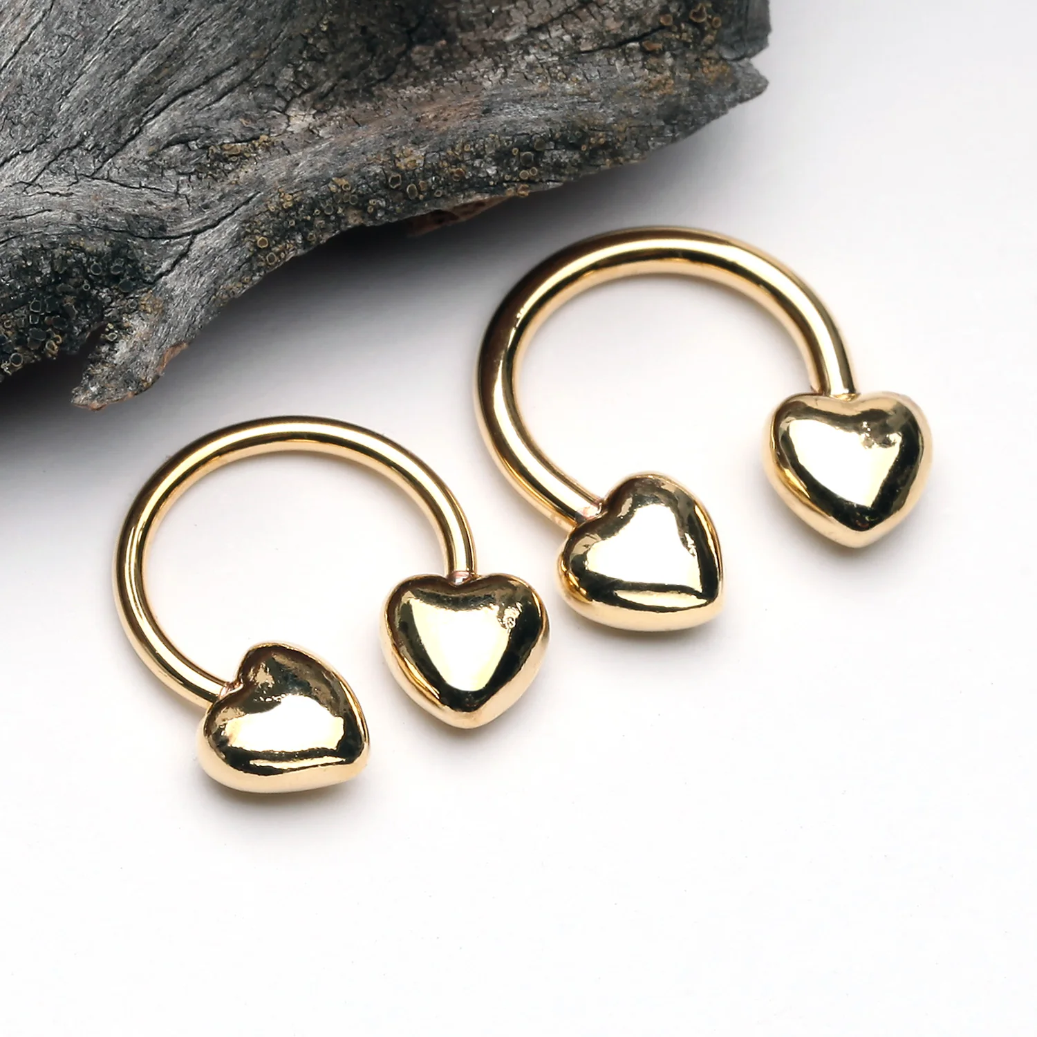 Golden Classic Fluffy Heart Horseshoe Circular Barbell - Image 2
