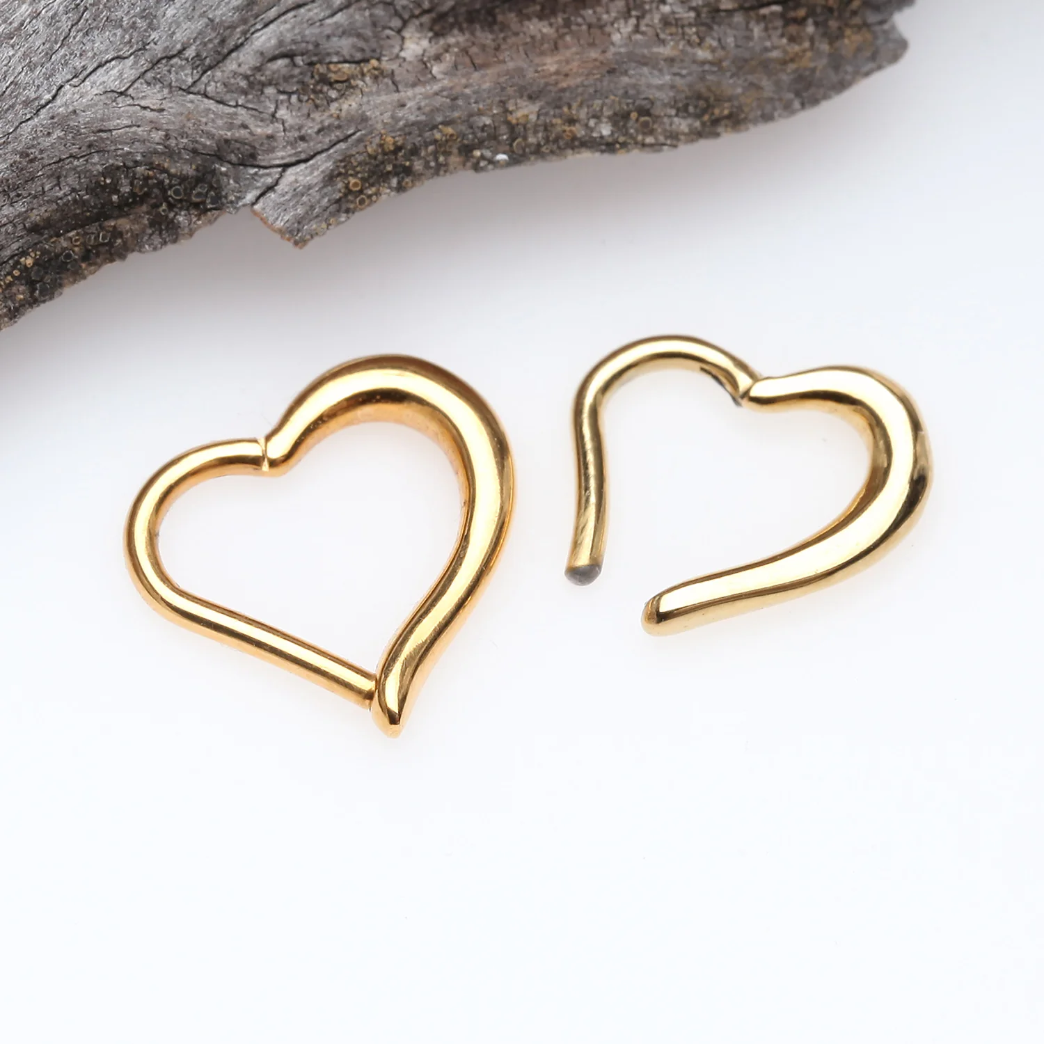 Golden Luscious Heart Seamless Clicker Ring - Image 2