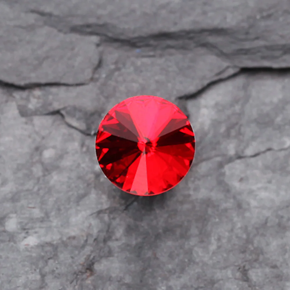 Pointy Faceted Crystal Cartilage Earring - Image 3