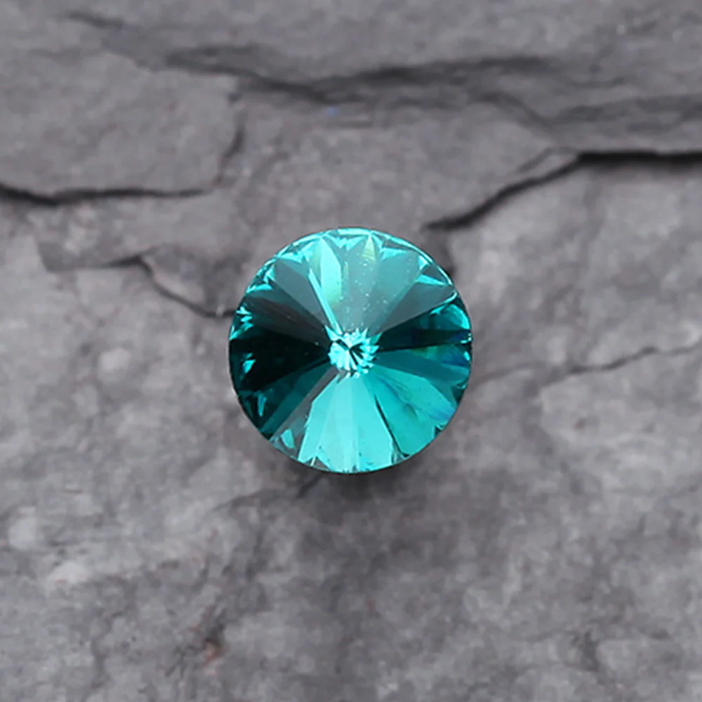 Pointy Faceted Crystal Cartilage Earring - Image 3