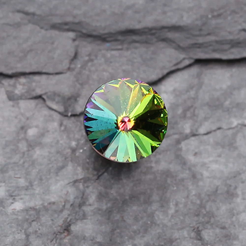 Pointy Faceted Crystal Cartilage Earring - Image 3